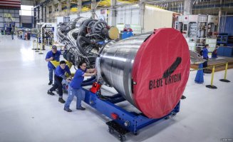 У тех, кому "летать не на чем":
1. Самая мощная из тяжелых носителей на сегодня РН "Дельта Хэви" - эксплуатируется.
2. Самая мощная из тяжелых носителей увеличенной грузоподъемности с плановым запуском до конца 2017 года РН "Фалкон Хэви" и с плановым запуском до конца 2018-го года корабля с экипажем вокруг Луны.
3. Самая мощная в истории сверхтяжелая SLS с плановым запуском в 2019-м на орбиту Луны КК "Орион" без экипажа.
4. Единственная в мире частично многоразовая РН "Фалкон-9" - эксплуатируется.
5. КК "Орион" межпланетного класса - испытан в декабре 2014-го года с апогеем орбиты 5800 км.
6. Многоразовый грузовой КК "Дракон" - эксплуатируется, к МКС.
7. Одноразовый КК "Лебедь" - эксплуатируется, к МКС.
8. Пилотируемый многоразовый КК "Дракон" - планируется к запуску в 2018-м.
9. Пилотируемый многоразовый КК "Старлайнер" CST-100 - планируется к запуску в 2018-м.
10. Грузо-пассажирский многоразовый КК "Дрим Чейзер" - планируется к запуску в 2020 г.
Об автоматических миссиях "деградирующих" по всей Солнечной системе написать или лучше не надо?
-----
Сейчас на замену РД-180 создаются Blue Origin BE-4 (метан-керосиновый, прошёл огневые испытания) и кислород-керосиновый Aerojet Rocketdyne AR1.
Далее смотрим на действующий зоопарк ракет у них:
Американский "Атлас-5" летает на РД-180 на первой ступени с боковыми ускорителями AJ-60A и второй ступенью с двигателем RL-10A-4-2.
"Антарес" до взрыва ТНА в двигателе AJ-26 летал с первой ступенью производства "Южмаш" с двигателями НК-33, переделанными в тот самый AJ-26, в настоящее время перешел на РД-181. Вторая ступень - ATK CASTOR 30XL.
"Дельта-2" летает на двигателях первой ступени RS-27/27А + LR101-NA с твердотопливными ускорителями Alliant GEM-40/46. Вторая ступень оснащена двигателями AJ10-118K. Третья ступень - Thiokol Star-48B.
"Дельта-4" летает на двигателях первой ступени RS-68/68А с твердотопливными ускорителями Alliant GEM-60. Вторая ступень оснащена двигателями RL-10B-2. "Дельта-Хэви" вместо ускорителей использует 2 УРМ с двигателями RS-68А.
"Falcon 9FТ" летает на двигателях Merlin 1D+.
Минотавр I, IV, V, Пегас, Таурус - твердотопливные с двигателями Orbital Sciences Corporation и от баллистических ракет.
Новый сверхтяжёлый носитель SLS оснащается двигателями RS-25A (SSME) от программы "Спейс Шаттл" и J-2X от второй ступени лунного "Сатурн-V", а также твердотопливными ускорителями, доработанными после программы "Спейс Шаттл".
И вот до кучи новые двигатели на замену ВСЕЙ серии РД: