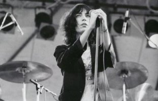 Позеры...
Вот панк-тётка: