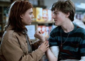 Дикаприо гораздо раньше доказал, что он очешуенный актер и умеет вживаться в роль. Я посмотрел этот фильм когда не знал кто он и был уверен, что у мальчика сыгравшего действительно проблемы