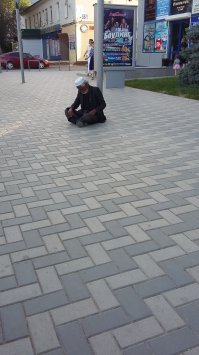 Вот такой шикарный( фактурный) бомж в западном Казахстане ( город Уральск) каждый день сидел у входа в супермаркет. Но потом полицейские его припроводили на остановку ((???? чем кончилось не знаю. говорили на казахском языке.