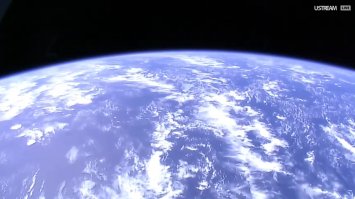 Млять земля из космоса не цветная  На то она  и называется Голубая планета