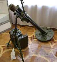 Задам   ка я аффтору ... провокационный вопрос. Почему из  советского 82-мм миномёта БМ-37  можно было стрелять немецкими 81мм минами. А из немецкого миномета советскими нет