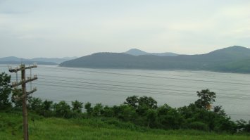 А вот здесь видно столбы с изоляторами от электрического забора...