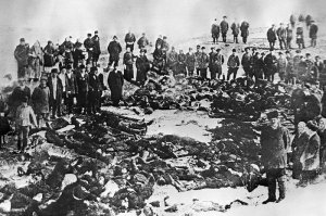Наиследовать можно много чего, но факты следущие: Весна 1912 года, глухая провинция тогдашней Российской империи. Богатейшие Ленские золотые прииски в Сибири, где добывалось до трети всего русского золота. Здесь всем заправляло акционерное общество "Лензолото", главным владельцем которого был английский капитал. 
Рабочие приисков выдвинули возмутительные, невыполнимые, революционные требования. Какие? А вот: 

"  Контролировать мясо в питании рабочих и негодное выбросить. 
  Вменить в обязанность служащим кухни не повторять: "не хочешь   не бери". 
  Чтобы администрация не ругала матерно рабочих, и называла их на "вы", а не на "ты". 
  Расширить больницу, так как доктор выписывает совершенно больных за неимением места, и на работе их заставляют исполнять работу, как здоровых. 
  Внимательное отношение доктора к больным, сейчас лежат больные в своём белье, отчего масса насекомых. 
  Хлеб ржаной должен быть сеяный. 
  Капуста должна быть обязательной в виду того, что она предохраняет от цинги..." 

Обнаглело рабочее быдло! Хотело, чтобы начальство по матушке не могло его посылать!.. Капусты захотело от цинги!.. 

"Да, было такое время,   замечал позднее по этому поводу советский журналист Михаил Кольцов,   когда капуста для рабочего официально считалась "неосуществимым политическим требованием"... Член правления "Лензолото", старый прохвост Тимирязев, несколько раз побывавший царским министром, но потом сменивший министерское кресло на ещё более хлебное местечко около ленских шахтёров, по этому поводу даже горячился и оставил следы своего волнения в беседах с журналистами: "Как же стачка не политическая, ежели рабочие такое требование выставили. Совершенно же ясно: если на "ты" обращаться   выходит экономически, а если на "вы", ясное же дело   политически". Устами Тимирязева русская буржуазия отказывалась говорить с рабочим классом на "вы", как с равными. И правильно. Там, где властвует буржуазия, не может быть равных". 

Какова же была реакция власть имущих в 1912 году? В безоружных рабочих стали стрелять прибывшие войска. Вот описание местного священника Н. Винокурова,   лица, вполне лояльного к власть имущим,   о том, что творилось в день расстрела в местной больнице: "Войдя в первую палату, я увидел поразительную картину: кругом на полу и на кроватях лежат в беспорядочном виде груды раненых рабочих, пол покрыт кровью... Вся палата была оглушена стонами умирающих: "За что, за что?". Я сначала счёл необходимым отысповедовать всех, а потом уж приобщать святым таинствам, так как при мне тут же умирали. Ползая на коленях по лужам крови, с усилием успевая кончить одного, как тянули за облачение к другому умирающему". 

Всего погибло 270 рабочих, 250 были ранены. Умирая, ленские рабочие клялись священнику, что они не готовили никакого восстания, а всего лишь хотели законным образом подать жалобы помощнику прокурора... И даже не коллективную жалобу   им объяснили, что коллективно жаловаться нельзя   а строго индивидуальные жалобы. 

Тем не менее власть решила сделать вид, что расстрел был совершенно оправдан. "Так было, и так будет впредь!"   под аплодисменты депутатов-черносотенцев провозгласил в Государственной Думе министр внутренних дел Макаров. (Заметим в скобках, что после революции экс-министру пришлось поплатиться за эти слова   его расстреляли). 

А вот что писал в большевистской газете  Звезда  от 19 апреля 1912 года малоизвестный тогда социал-демократ по имени Иосиф Сталин:  Всё имеет конец   настал конец и терпению страны. Ленские выстрелы разбили лёд молчания, и   тронулась река народного движения. Тронулась!.. Всё, что было злого и пагубного в современном режиме, всё, чем болела многострадальная Россия,   всё это собралось в одном факте, в событиях на Лене .