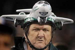 Дамы и господа, для того, чтобы помочь вам скоротать время полета,
на борту нашего лайнера имеются библиотека, кинозал, три бара,
ресторан, бассейн и два теннисных корта. А теперь я попрошу вас
пристегнуть ремни безопасности.
По салону идет взмыленный капитан - а сейчас со всей этой
ху.йней мы попытаемся взлететь!