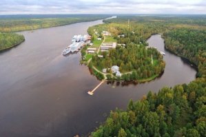 А на этом фото видно, что круизные лайнеры мазут в реку сливают!