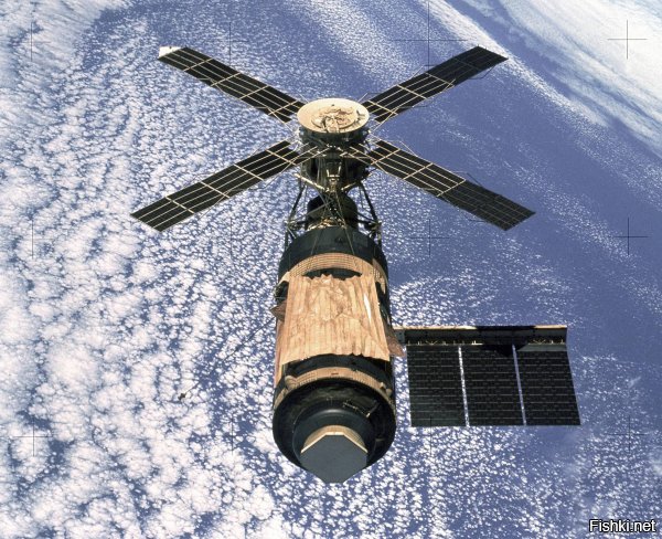 Чтобы раз и навсегда закрыть вопрос: "а-ракеты-небыло-где-двигатели".
Вот это - станция "Скайлэб":

А вот это - запуск станции "Скайлэб" ракетой - носителем "Сатурн-5":

10 секунд до старта на 4-29.
Станция "Скайлэб" была запущена 14 мая 1973-го года и сошла с орбиты 11 июля 1979-го года. При массе 77,111 тонн она являлась крупнейшим объектом, выведенным на орбиту после лунных миссий и вплоть до запуска шаттла "Колумбия" 12 апреля 1981 года. Размеры станции составляли 25.1х17х11 метров, средняя высота орбиты - 438 км.
Делаем несложный расчёт видимого размера: (25.1/438000)*206265"=11.8". Это соответствует видимому диаметру Марса , вот мы видим фотку в обычный домашний Celestron, подписан диаметр диска Марса - 19", т.е. видимые 12" станции не намного меньше, да?
 
Так вот, даже дураку понятно, что "Скайлэб" можно было 6 лет наблюдать на орбите в обычные любительские телескопы без всяких ухищрений, без всяких спецслужб! Желающие могли наблюдать как стыковки трёх "Аполлонов", так и расстыковки со станцией - время пуска было прекрасно известно, орбита - тоже.
Ежу понятно, что службы СССР вели радиоперехват трёх пилотируемых миссий на "Скайлэб" и принимали телеметрию. Для тех, кто в танке - рассматривался на самом высоком уровне вопрос стыковки "Союза" со станцией в продолжение программы "Союз-Аполлон", но был отложен по причине неготовности стыковочного адаптера.
Всё? Можно уже в конце концов вопрос по ракете-носителю "Сатурн-5" и её двигателям закрыть нахрен и перестать смотреть на старых маразматиков, которые рады уже тому, что доползают до туалета?