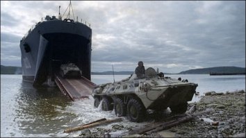 Есть маленькая хитрость, в БТРах нет всего экипажа и бойцов, только механик -водитель и офицер ...в некоторых -только офицер(он же играет роль механика-водителя). А вот при высадке, всех загружают и пипец -остается только молиться. Но делают это действительно не часто, как правило БДК может вплотную подойти к пляжу и БТРы плюхаются с аппарелей уже на метровую глубину или прямо на берег.
