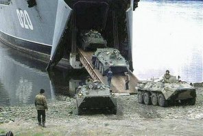 Есть маленькая хитрость, в БТРах нет всего экипажа и бойцов, только механик -водитель и офицер ...в некоторых -только офицер(он же играет роль механика-водителя). А вот при высадке, всех загружают и пипец -остается только молиться. Но делают это действительно не часто, как правило БДК может вплотную подойти к пляжу и БТРы плюхаются с аппарелей уже на метровую глубину или прямо на берег.