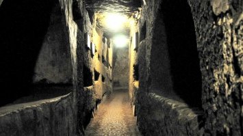 "Все-таки евреи   очень продуманные люди."

Всего лишь опять упёрли чужую идею.
Подземных кладбищ по миру туева хуча. Причём есть очень древние.