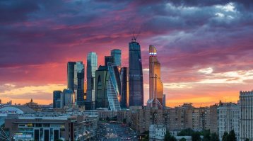 Может скажет кто-нибудь, что такое "инсталляции, оупенспейсы, кофе-брейки, воркшопы, гироскутеры, блокчейны, стартапы" и с каких пор это архитектурное говнище стало символом Москвы?