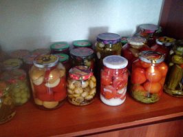 У меня соседка, бабуля добрейшей души человек!
Летом недорогие свежие овощи,которые прекрасно поедаются в сезон,а что не употребляется сразу, прекрасно хомячится зимой