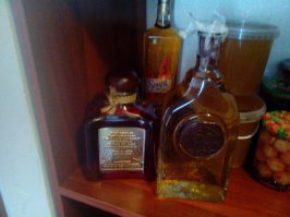 У меня соседка, бабуля добрейшей души человек!
Летом недорогие свежие овощи,которые прекрасно поедаются в сезон,а что не употребляется сразу, прекрасно хомячится зимой