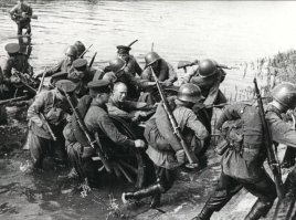 Это самые настоящие красноармейцы. Судя по форме, до лета 1943 года.

По поводу трофейного оружия... Например, в 116 ОСМБр входившей в состав 20 ТК на конец 1942 года, почти все артиллеристы были укомплектованы карабинами Mauser 98к. Причем было много, явно трофейных патронов (и на стадии комплектования и при боепитании в боевой обстановке). Отечественное оружие было только у "основных" бойцов стрелковых батальонов (СВТ-40, Винтовки Мосина, ППШ). Связисты часто комплектовались (прямо в тылу) трофейными МР-38, МР-40.

Трофейное оружие собирали и сдавали в тыл по описи, где его сортировали по категориям и часто использовали для формирования новых частей.

В новых (и переформированных) частях трофейное оружие перестало выдаваться к середине 1943 года.

В 1945 году, СССР поставил в НОАК (Китай) около 10млн.винтовок и карабинов Mauser 98 и Mauser 98к с комплектом боеприпасов в 500 патронов на ствол. По состоянию на 1980 год на склада МО СССР находилось около 5млн.едениц немецкого стрелкового оружия.

Для наглядности, фото с массовым использованием Mauser 98 в РККА.