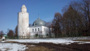 сохранилось от ханства.почитайте Вики,много интересного про город написано,оказывается еще до взятия Иваном Грозным Казани,в Касимове уже были мусульмане и все остальное время,вплоть до наших дней город был двухрелигиозный.я живу всего в двустах километрах от Касимова и то не знал,пока не заехал случайно по работе в сей славный и старый городок.моё почтение жителям города.