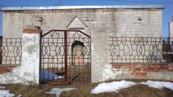 сохранилось от ханства.почитайте Вики,много интересного про город написано,оказывается еще до взятия Иваном Грозным Казани,в Касимове уже были мусульмане и все остальное время,вплоть до наших дней город был двухрелигиозный.я живу всего в двустах километрах от Касимова и то не знал,пока не заехал случайно по работе в сей славный и старый городок.моё почтение жителям города.