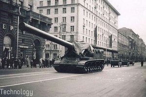 Атомный  420-мм миномёт 2Б1 Ока, предназначенный для ведения огня ядерными боеприпасами мощностью 13 кт и 25 кт. Фото Москва, 1961 год