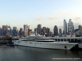 В гнилой государственной системе ты можешь хоть обосраться или сдохнуть на работе, но нормальных денег не заработаешь. Это все равно, что плыть против течения. Если ваша скорость передвижения 4 км/ч, а скорость встречного течения - 8 км/ч, то вас неминуемо будет сносить вниз. Ускоритесь, надрываясь из последних сил, немного постоите на месте, а потом потонете вообще. Автор задается вопросом -" Кто виноват в том, что честно трудящиеся люди не могут обеспечить себя и свою семью, и что с этим делать?" 

Такое впечатление, что он в школе не учился. Буржуи и виноваты. Их жадность не знает пределов. Что делать? Бороться за свои права, может и с оружием в руках придется, а что делать? Воры и мошенники добровольно не откажутся от наворованных миллиардов. Они для этого и свергли советскую власть, чтобы легально наслаждаться сладкой жизнью на ворованные деньги. А теперь лохам вешают кучерявую лапшу на уши про неэффективную советскую экономику. Однако, если вы не идиот, то заметите, что в первую очередь мошенники прихватизировали, как раз, супер выгодные предприятия, а отсталые, устаревшие никому н а х р е н  не нужны, хотя вначале перестройки пелись красивые песни про то, что в первую очередь будут приватизироваться неэффективные, убыточные предприятия, чтобы новые буржуйские хозяева вывели их на просторы эффективной рыночной экономики. Простой пример, завод в Пикалево, Ленинградской области. Новый хозяин из "эффективных менеджеров" решил закрыть завод и выкинуть рабочих на улицу, так как - "он дает только 12 % прибыли..." Проще закрыть производство, сдать в аренду помещения разным мелким торгашам и собирать бабло ничего не делая. Зарплаты низкие. А вы прикиньте, сколько работяг нужно обворовать, чтобы купить яхту (Цена яхты (по оценкам Sunday Times)   910 млн.) или содержать английский футбольный клуб (пол миллиона евро в день)?