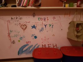 А когда моей 6-ти летней хочется порисовать, она идет в свою комнату, достает краски, палитру и рисует на своей рисовательной стене.

Когда на рисовательной стене заканчивается место, я ее одеваю в костюм маляра, даю ей валик и банку розовой краски, и она закрашивает стену в первозданный розовый.

На следующий день рисовательная стена готова к новому полету детской творческой мысли.

Внимание вопрос: .... хотя, чего это я буду лезть в воспитание чужих детей...