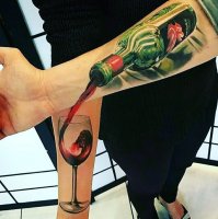 Некоторые понравились- та, что со стрелой, например.  На татушку с самолётом, дорогой и компасом вообще засмотрелась- потрясающе выполнено, главное, чтоб рисунок не расползался.  "Король и дама"- тоже неплохо.  Но на девушках "роспись" не понравилась, выглядит всё же несколько вульгарно.  

А вот эту татушку наверняка сделала официантка, дабы посетители почаще заказывали вино и оставляли щедрые чаевые :)