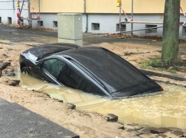 Вангую: через пару недель эта фотография со скоростью вируса начнет распространяться по интернету с подписью: "ВОТ ТАКИЕ В РОССИИ ДОРОГИ"