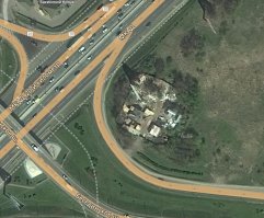 Вот человек тоже отстоял избу и хозяйство. Живет прямо на Мкаде, около Бесединской развязки.