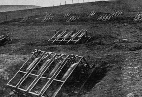 Я так понял, что автор хотел здесь представить залп "Катюш"?
Думаю, что это немчура палит из своих орудий:
1. Снаряды слишком короткие для "Катюш".
2. Разлет слишком большой, что характерно именно для немчуры.
3. Снаряды летят "скопом", а не "по-очереди".