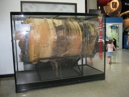 О, круто! Второй кусок от хреновены в музее 
И вон мужики ещё чё-то тырят, стопудняк поедут выменять на пузырь