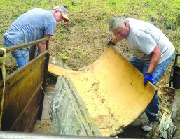 О, круто! Второй кусок от хреновены в музее 
И вон мужики ещё чё-то тырят, стопудняк поедут выменять на пузырь