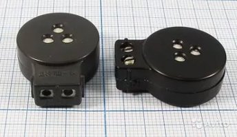 Фраза Гагарина перед полетом: Поехали! стала классикой жанра 

Да, пожалуй, каждому известны кадры, где с микрофоном в руке сидит Королев, а Гагарин задорно отвечает по радиосвязи Казанцев берет ложку и в шутку говорит в нее, как в микрофон. Но дело в том, что кадр, который широко демонстрируют, постановочный. Журналистов в момент старта не было, т. к. полет изначально считался секретным военным испытанием новой техники. 
По рассказам комиссара Всемирной федерации авиации Ивана Борисенко, который регистрировал рекорды Гагарина, во время старта космонавт был очень сосредоточен, и залихватское  Поехали!  не говорил. Более того, в момент запуска Королев кричал по радиосвязи:  Прошу тебя, очень прошу, вернись, пожалуйста! . А знаменитый кадр, в котором ракета величественно поднимается в небо мимо кинокамеры,   это уже запуск Титова. Как Гагарин едет в автобусе, поднимается на лифте к кораблю (кстати, это  Восток-2 ), переснимали заново.