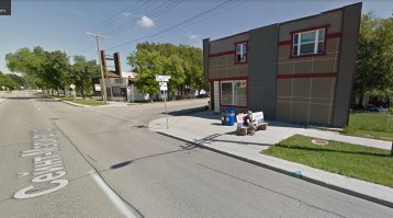 Остановка в Канаде.

... а говорят, что только в России "пилят"