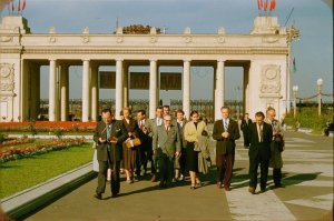 Первый слева, скорее всего не СМС-ку получил. Определяет экспозицию с помощью фотоэкспонометра