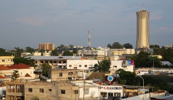 Французы в Конго тоже башню воздвигли , с любой точки Браззавиля видно.
Башня Набемба (фр. La Tour Nabemba, также известная как Башня Эльф (фр. La Tour Elf)   высотное здание в Браззавиле, столице Республики Конго. Спроектирована французским архитектором Жаном Мари Леграном и построена в 1982 1986 годах.Башня Набемба находится в юго-восточной части Браззавиля, на берегу реки Конго. Её общая высота (без антенны) составляет 106 метров, количество этажей: 30.[1] Является самым высоким зданием в Республике Конго, а также во всей центральной Африке.