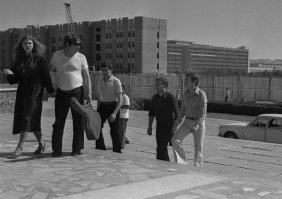 В фильме "Высоцкий. Спасибо, что живой" Показаны события во время гастролей в Узбекистане. В частности в Бухаре. Вот фотографии, во время этих гастролей в Узбекском городе Зарафшан. Руководство золотодобывающего Навоийского Горного Металлургического Комбината - были его страстные поклонники и могли себе позволить пригласить Владимира Семёновича. В Зарафшане он дал концерт в Летнем кинотеатре.