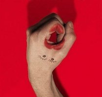 Имею в виду то, на чем он лежит...
И на нём...