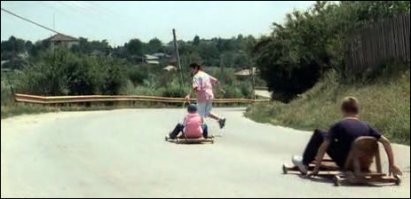 Когда человек 6-7 едут с горки, а из-за поворота не видно кто это... Этот звук словами не описать, надо только слышать...