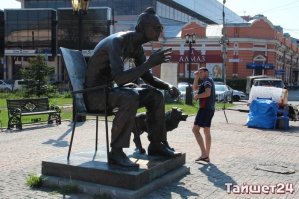 Только без подписей почему-то.
Вот это фото, например - памятник великому режиссёру Гайдаю - иркутянину.