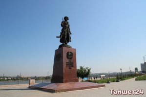 А это памятник Якову Похабову, казаку, исследователю Сибири: