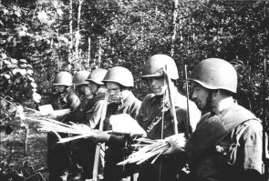Красноармейцы готовятся к заброске листовок на немецкие позиции с помощью лука 1942 г