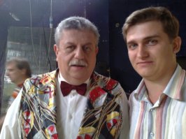 Когда-то в 2008-09 жил в Мск временно, колымили походами по всяким съемкам, 500-1000р за передачу, 1500р. за эпизод сериала. Так вот были на съемке Русского лото. Дали бесплатно по билету. Начинается шоу, выходит гость, начинает танцевать, пол лица баба, пол лица мужик, ну  номер такой, типа 2 в 1. Тут как гром с небес орёт редактор что СТОП!, не понравилось ему как к камере встало танцор, заново. Ну отплясало, начинается игра. У соседки не хватило 2х бочонков до выигрыша, не помню сколько, но около 100к, когда "небеса разверзаются" еще раз. Опять что-то не понравилось редактору, на этот раз с матюками, и все бочонки летят в мешок. А вы говорите выигрыш. Лицо этой бабы помню до сих пор, как мем разочарования. Вот фото с той передачи, чтобы не быть голословным.