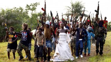 Ну всё, сейчас негры заживут на широкую ногу.. :) Им бы работать начать, учиться и реформы делать, привлекая специалистов из-за рубежа, закупать технику и технологии. Вдумчиво прислушиваться к советам бывших белых управленцев. А они всё "отобрать-забрать-поделить-переделить" занимаются. Бегают с автоматами и катаются на грузовиках - истребля себе подобных из соседних деревень. Итак с 60-х годов. А ведь до этого жили довольно богато. Папуасы.