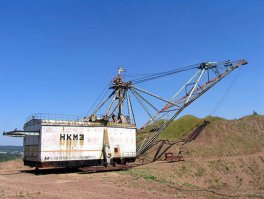 Задали загадку: "По земле ходит, а небо не видит".
Понимаю, что загадка детская, но ничего кроме шагающего экскаватора на ум не приходит.