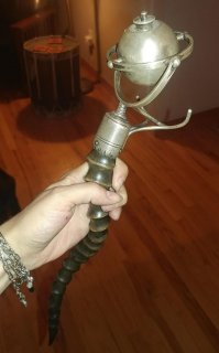 Больше похоже на примитивный гироскоп.