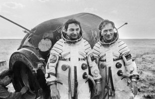 1. Это совсем простенькая задача. Для начала надо подпрыгнуть на Земле, при этом надо получить не саму возможность запрыгнуть на стол, поджав ноги, а установить ход перемещения центра тяжести тела. Наиболее просто решается так: на шкаф прямо перед собой вешаем рулетку, смотрим прямо, снимаем отсчёт сантиметров на уровне глаз, прыгаем, в верхней точке засекаем второй отсчёт. Можно прыгнуть несколько раз для пущей точности, вычислить среднее. Разность отсчётов даст высоту прыжка, у меня выходило 30-40 см, уж не помню, сейчас повторить на протезах, увы, не смогу.
Далее смотрим рост-вес астронавтов. Например, Нил Армстронг имел рост 1.80 м, что соответствует нормальному  весу 80 кг. Его скафандр A7L имел массу 91 кг, следовательно вес Армстронга в скафандре на Луне составлял 171/6=28.5 кг или иначе, Армстронг в скафандре весил в 2.8 раза меньше, чем на Земле. Пусть на Земле он, боевой пилот ВВС, тренированный, как бык, мог бы подпрыгнуть на 0.5 м, На Луне в скафандре при той же мышечной силе чисто математически без учёта жёсткости раздутого скафандра он бы смог одолеть прыжок 0.5*2.8=1.4 м. Вики:
"Армстронг тоже начал подниматься. Он присел низко, как мог, и, оттолкнувшись обеими ногами и придерживаясь руками за лестницу с боков, запрыгнул сразу на третью ступеньку (высота около 1,5 м)."
Источник где-то здесь: 
2. В полёте астронавты не находились сидя. Эта ошибка проскакивает очень и очень у многих. В невесомости сидеть невозможно в принципе - можно только летать, даже если пристегнёшься - всё равно это совсем не одно и то же.
Как и советские космонавты, астронавты уделяли несколько часов в сутки тренировкам с использованием эспандеров - как ручных, так и ножных (типа скакалки с ручками, между которыми резиновые ленты), поддерживая мышцы в тонусе.
2а. По поводу откачивания - это ложь, просто обыкновенная ложь с непонятной целью оболванить нас. Во-первых при посадке "Союза" или "Шеньчжоу" непосредственно сама "мягкая" посадка обеспечивается срабатыванием пиропатронов на высоте 1.5 метра над землёй и даёт ударную нагрузку в 20g, в то время как приводнение (всплеск) спускаемых аппаратов "Аполлонов" давало удар всего в 4g - собственно, столько же, сколько и двухминутные перегрузки при торможении в атмосфере. Мы имеем в наличии не только длительные экспедиции на орбитальные станции, после которых медицинское обслуживание вернувшегося экипажа просто обязательно, но и примеры 133 возвращений по программе "Спейс Шаттл", "Союзов" по программе экспедиций посещения, кораблей "Шеньчжоу", т.е. мы имеем возможность послать по дальше сочинителей с их "откачиванием" после невесомости и самостоятельно посмотреть видео, как встречали экипажи шаттлов, как китайцы выпрыгивали из своих кораблей и, конечно, наши космонавты тоже прекрасно себя чувствовали в абсолютно подавляющем большинстве короткосрочных миссий сравнимой длительности: