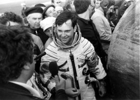 1. Это совсем простенькая задача. Для начала надо подпрыгнуть на Земле, при этом надо получить не саму возможность запрыгнуть на стол, поджав ноги, а установить ход перемещения центра тяжести тела. Наиболее просто решается так: на шкаф прямо перед собой вешаем рулетку, смотрим прямо, снимаем отсчёт сантиметров на уровне глаз, прыгаем, в верхней точке засекаем второй отсчёт. Можно прыгнуть несколько раз для пущей точности, вычислить среднее. Разность отсчётов даст высоту прыжка, у меня выходило 30-40 см, уж не помню, сейчас повторить на протезах, увы, не смогу.
Далее смотрим рост-вес астронавтов. Например, Нил Армстронг имел рост 1.80 м, что соответствует нормальному  весу 80 кг. Его скафандр A7L имел массу 91 кг, следовательно вес Армстронга в скафандре на Луне составлял 171/6=28.5 кг или иначе, Армстронг в скафандре весил в 2.8 раза меньше, чем на Земле. Пусть на Земле он, боевой пилот ВВС, тренированный, как бык, мог бы подпрыгнуть на 0.5 м, На Луне в скафандре при той же мышечной силе чисто математически без учёта жёсткости раздутого скафандра он бы смог одолеть прыжок 0.5*2.8=1.4 м. Вики:
"Армстронг тоже начал подниматься. Он присел низко, как мог, и, оттолкнувшись обеими ногами и придерживаясь руками за лестницу с боков, запрыгнул сразу на третью ступеньку (высота около 1,5 м)."
Источник где-то здесь: 
2. В полёте астронавты не находились сидя. Эта ошибка проскакивает очень и очень у многих. В невесомости сидеть невозможно в принципе - можно только летать, даже если пристегнёшься - всё равно это совсем не одно и то же.
Как и советские космонавты, астронавты уделяли несколько часов в сутки тренировкам с использованием эспандеров - как ручных, так и ножных (типа скакалки с ручками, между которыми резиновые ленты), поддерживая мышцы в тонусе.
2а. По поводу откачивания - это ложь, просто обыкновенная ложь с непонятной целью оболванить нас. Во-первых при посадке "Союза" или "Шеньчжоу" непосредственно сама "мягкая" посадка обеспечивается срабатыванием пиропатронов на высоте 1.5 метра над землёй и даёт ударную нагрузку в 20g, в то время как приводнение (всплеск) спускаемых аппаратов "Аполлонов" давало удар всего в 4g - собственно, столько же, сколько и двухминутные перегрузки при торможении в атмосфере. Мы имеем в наличии не только длительные экспедиции на орбитальные станции, после которых медицинское обслуживание вернувшегося экипажа просто обязательно, но и примеры 133 возвращений по программе "Спейс Шаттл", "Союзов" по программе экспедиций посещения, кораблей "Шеньчжоу", т.е. мы имеем возможность послать по дальше сочинителей с их "откачиванием" после невесомости и самостоятельно посмотреть видео, как встречали экипажи шаттлов, как китайцы выпрыгивали из своих кораблей и, конечно, наши космонавты тоже прекрасно себя чувствовали в абсолютно подавляющем большинстве короткосрочных миссий сравнимой длительности: