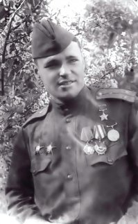 Такой Герой достоин фотографии качеством получше. Немножко поработал над снимком. Земля ему пухом. Фантастический человек. Жаль, что в Польше лежит, не будет там ему покоя...