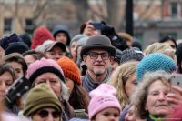 Мля, и у них эти бесформенные вязаные шапки