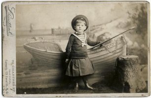 мальчики времен Блока ещё и в платьях ходили..(вполне серьёзно говорю) первое фото  - блок с матерью.. второе - просто мальчик в  платье