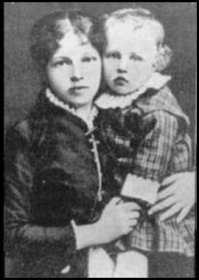 мальчики времен Блока ещё и в платьях ходили..(вполне серьёзно говорю) первое фото  - блок с матерью.. второе - просто мальчик в  платье