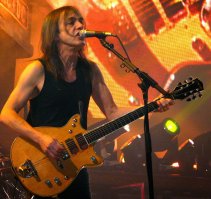 Умер один из основателей рок-группы AC/DC Малькольм Янг